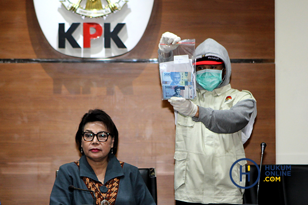 KPK Tunjukan Barang Bukti OTT Hakim PN Tangerang 4.JPG