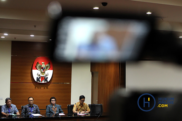 KPK Tunjukan Barang Bukti OTT Hakim PN Tangerang 6.JPG