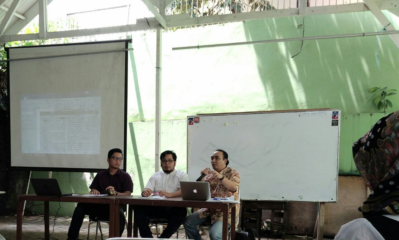 Kiri ke kanan: Raynaldo G Sembiring, Even Sembiring, Andri G Wibisana dalam sebuah diskusi di Jakarta, Rabu (14/3). Foto: RFQ