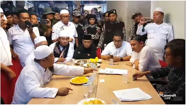 Pemimpin Redaksi Majalah Tempo, Arif Zulkifli, menerima perwakilan pengunjuk rasa dari Front Pembela Islam (FPI). Foto: youtube 