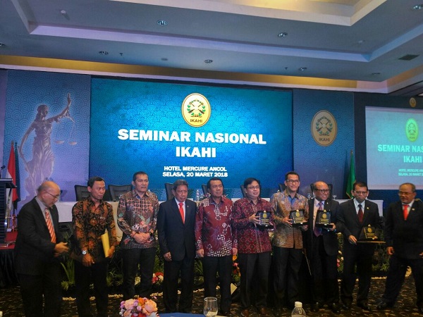 Ketua Umum IKAHI Suhadi dan jajarannya serta sejumlah pembicara Seminar HUT IKAHI ke-65 di Hotel Mercure Ancol Jakarta. Foto: AID 