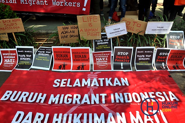 Pengunjukrasa dari sejumlah lembaga peduli imigran melakukan aksi unjuk rasa di depan Kedutaan Besar Arab Saudi, Jakarta, Selasa (20/3). Mereka memprotes eksekusi mati yang dilakukan pemerintah Arab Saudi terhadap seorang tenaga kerja Indonesia (TKI) bernama Muhammad Zaini Misrin pada Minggu (18/3) lalu. Foto: RES 