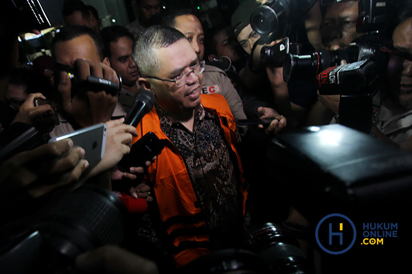Wakil Ketua Komisi V DPR dari Fraksi PKS Yudi Widiana Adia dengan rompi tahanan menuju mobil tahanan usai diperiksa di Gedung KPK Jakarta beberapa waktu lalu. Foto: RES