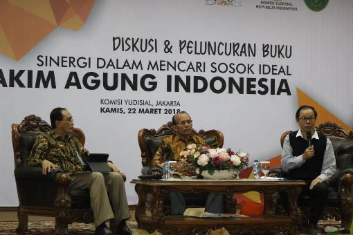 Ketua Kamar Pengawasan MA Sunarto (kiri) dan komisioner Komisi Yudisial Maradaman Harahap (tengah) dalam diskusi dan peluncuran buku di Komisi Yudisial, Kamis (22/3). Foto: KY