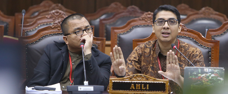 Denny Indrayana dan Zainal Arifin Mochtar saat memberi keterangan sebagai ahli dalam sidang uji materi UU APBN 2018 di ruang sidang MK. Foto: Humas MK.