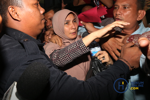 KPK Tahan 6 anggota DPRD Malang 4.JPG