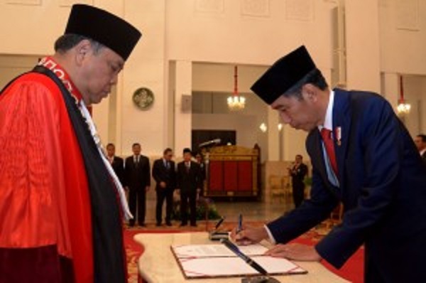 Presiden Jokowi menadatangani berita acara pelantikan Arief Hidayat sebagai Hakim Konstitusi periode 2018-2023, di Istana Negara, Jakarta, Selasa (27/3) siang. Foto: Setkab