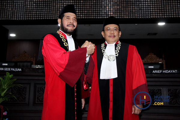 Anwar Usman dan Aswanto usai mengucapkan sumpah jabatan sebagai Ketua dan Wakil Ketua MK periode 2018-2020 di Gedung MK, Senin (2/4). Foto: RES