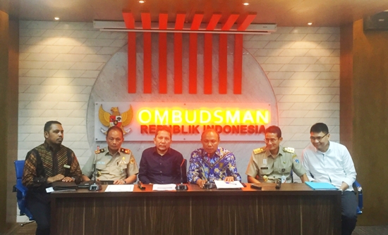 Ombudsman beserta pejabat Kementerian ATR/BPN dan Wakil Gubernur DKI Jakarta dalam konperensi pers di Jakarta, Senin (09/4). Foto: DAN 