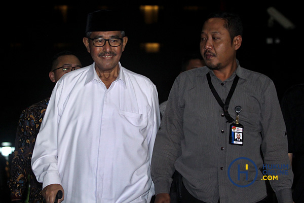 Bupati Bandung Barat Abu Baukar Tiba di KPK 3.JPG