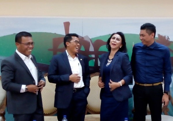Masinton Pasaribu, M. Misbakhun, Yenti Ganarsih usai acara diskusi bertajuk 