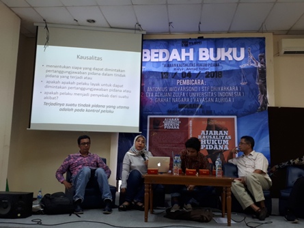 Diskusi sekaligus peluncuran buku karya Ahmad Sofian (kiri) di LBH Jakarta, Kamis (12/4). Foto: MYS