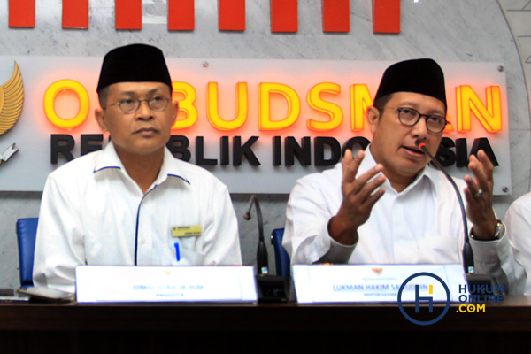 Ombudsman Serahkan Laporan Pelanggaran Umroh ke Menteri Agama 3.JPG