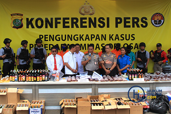 Sejumlah minuman keras oplosan diperlihatkan saat rilis pengungkapan kasus minuman keras oplosan di halaman Polres Jakarta Selatan, Rabu (11/4). Foto: RES