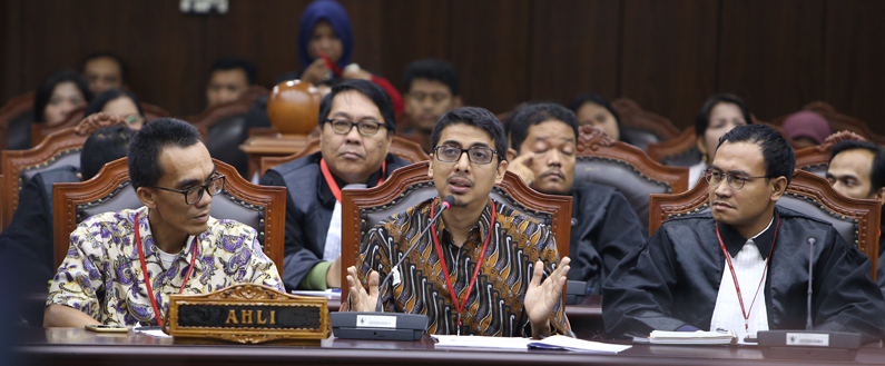 Zainal Arifin Mochtar (tengah) dan Sony Maulana Sikumbang (kiri) saat memberi pandangan sebagai ahli dalam sidang lanjutan uji materi UU MD3 di Gedung MK Jakarta, Kamis (19/4). Foto: Humas MK