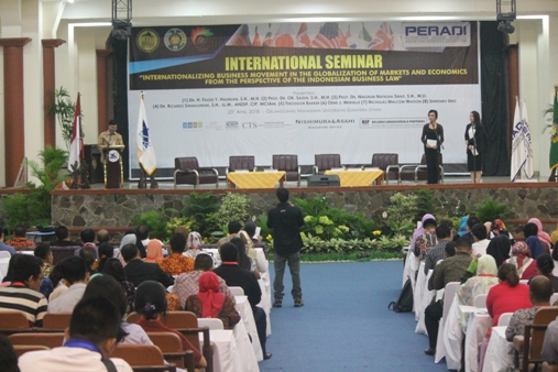 Rektor USU, Prof. Runtung Sitepu, sedang menyampaikan pidato dalam pembukaan seminar internasional Peradi di Medan, Senin (23/4). Foto: MYS