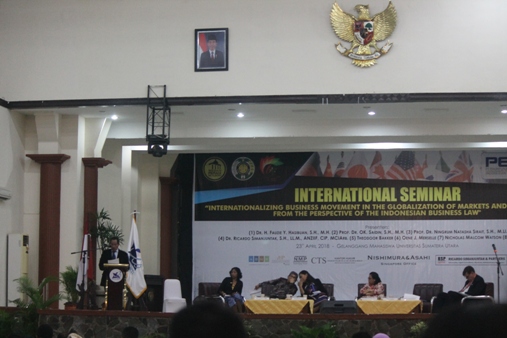 Prof. OK Saidin menyampaikan paparan pada seminar internasional DPN Peradi-USU di Medan, Senin (23/4). Foto: MYS