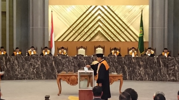 Ketua MA M. Hatta Ali saat memasukan kertas pemilihan Wakil Ketua MA Bidang Non Yudisial di Gedung MA, Kamis (26/4). Foto: AID