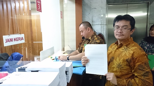 Kuasa Hukum Pemohon Dorel Almir bersama M. Hafidz saat mendaftarkan pengujian UU Pemilu di Gedung MK, Jum'at (27/4). Foto: AID