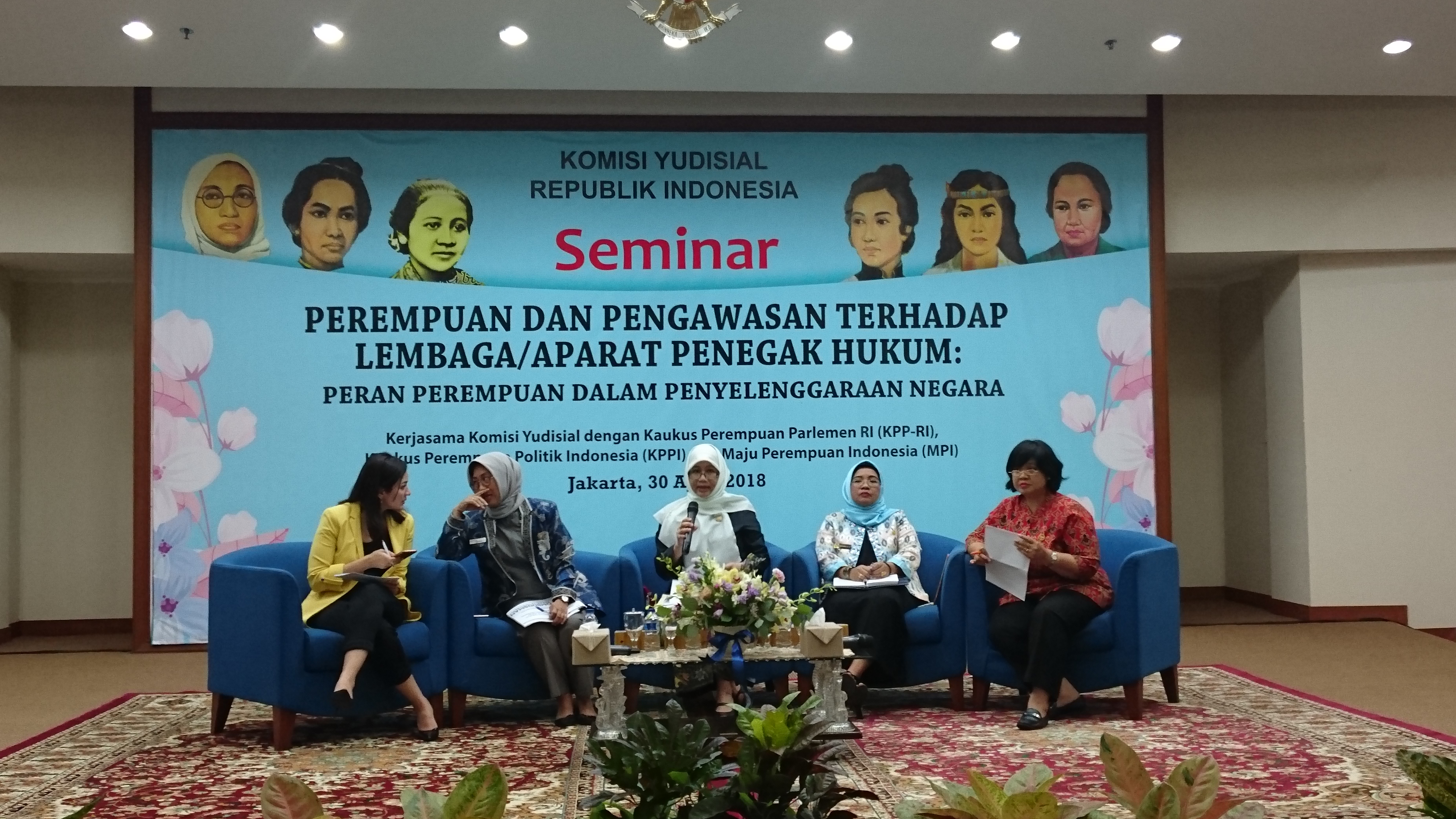 Seminar Memperingati Hari Kartini bertajuk â€œPerempuan dan Pengawasan terhadap Lembaga atau Aparat Penegak Hukum: Peran Perempuan dalam Penyelenggaraan Negaraâ€ di Gedung KY Jakarta, Senin (30/4). Foto: AID