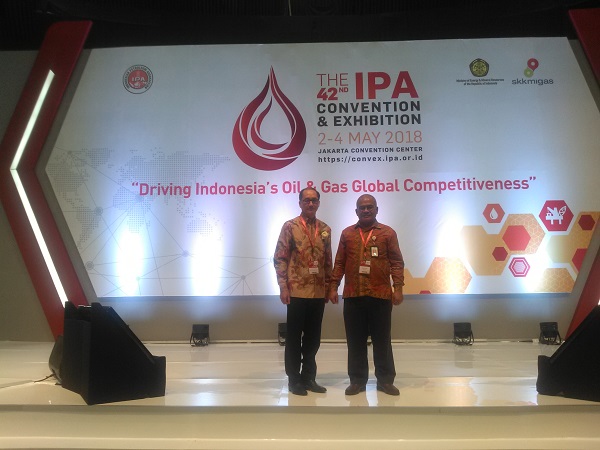 Ronald Gunawan (kiri) dan Amien Sunaryadi dalam acara pameran Indonesian Petroleum Association (IPA) ke-42 tahun dengan tema 