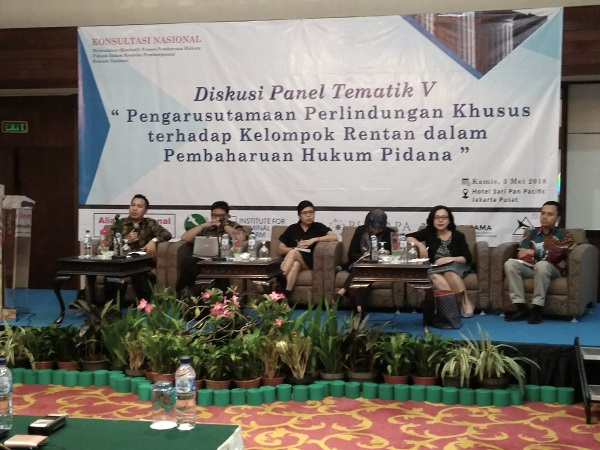 Para narasumber seminar nasional bertema â€œPengarusutamaan Perlindungan Khusus terhadap Kelompok Rentan dalam Pembaharuan Hukum Pidanaâ€ di Jakarta, Kamis (3/5).  Foto: RFQ