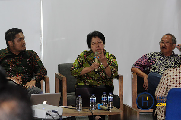 Harkristuti Harkrisnowo (tengah), dan M. Rizki Akbari (kiri) dalam diskusi membahas Buku Kesatu RUU KUHP. Foto; RES