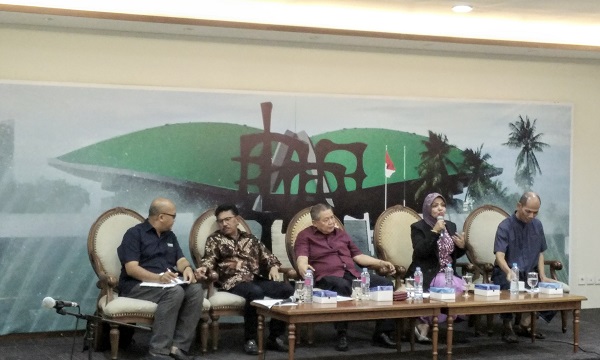 Dari kiri ke kanan: moderator, Johnny G Plate, Hendrawan Supratikno, Nurhayati Ali Assegaf, dan Ichsanudin Noorsy dalam sebuah diskusi bertajuk 