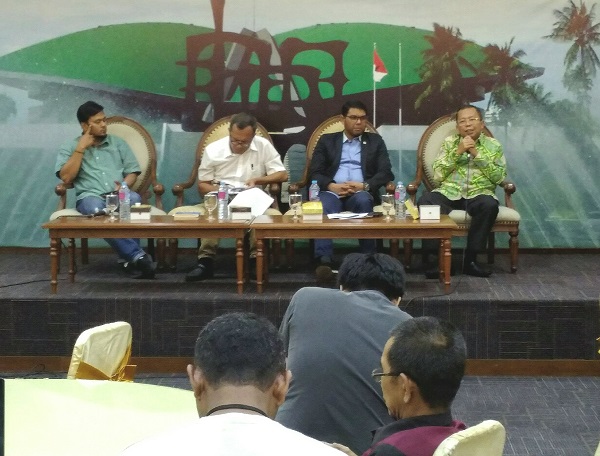 Dari kanan ke kiri: Arsul Sani, Muhammad Nasir Djamil, Prof Poltak Partogi dalam sebuah diskusi di Gedung DPR, Selasa (15/5). Foto: RFQ
