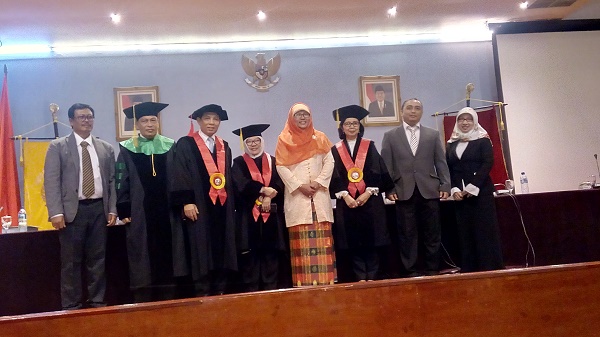 Dosen Hukum Ekonomi Islam Fakultas Hukum Universitas Indonesia, Wirdyaningsih (kerudung oranye) diapit para Promotor, Ko-Promotor, dan Penguji usai sidang disertasinya. Foto: NEE