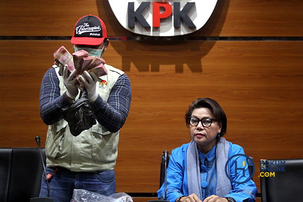 Penyidik KPK menunjukan barang bukti berupa uang sebesar Rp85 juta dan bukti transfer Rp15 juta yang diamankan dalam operasi tangkap tangan diduga dari nilai komitmen fee sebesar 15 persen terhadap proyek dalam APBD setahun di kantor KPK Jakarta, Rabu (16/5). Foto: RES 