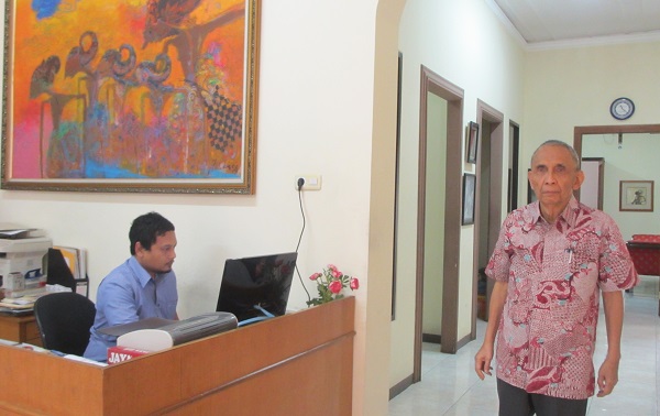 Trimoelja D. Soerjadi berjalan di koridor kantor hukumnya di Surabaya akhir tahun 2017 lalu. Foto: NEE