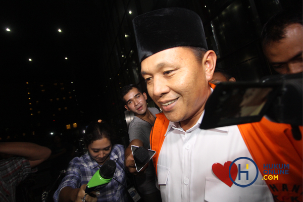 Tersangka Bupati Lampung Tengah nonaktif, Mustafa usai menjalani pemeriksaan oleh penyidik di gedung Komisi Pemberantasan Korupsi (KPK) di Jakarta, Rabu (21/2). Fot: RES