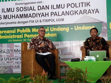 Guru Besar FIA UI Eko Prasojo (kiri) dan Guru Besar UGM Agus Pramusinto (kanan) dalam seminar UU Administrasi Pemerintahan di Universitas Muhammadiyah Palangkaraya. Foto: ISTIMEWA