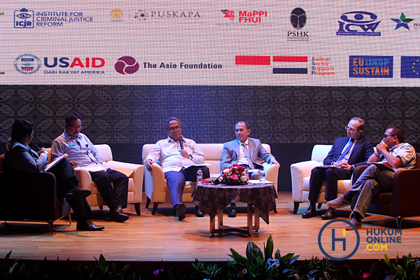 Luhut MP Pangaribuan (ketiga dari kiri) dalam acara IJRF di Jakarta, medio Januari lalu. Foto: RES