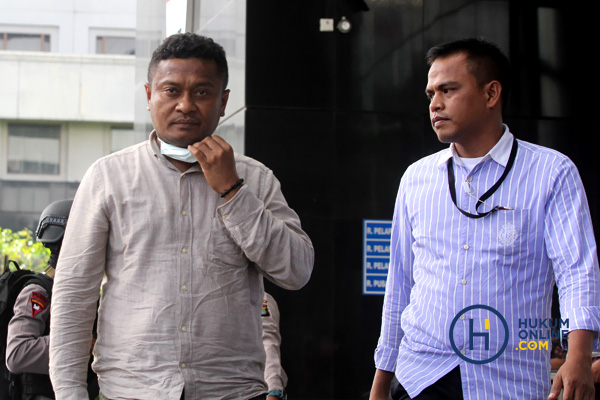 Bupati Buton Selatan, Agus Feisal Hidayat Digelandang ke KPK 1.JPG