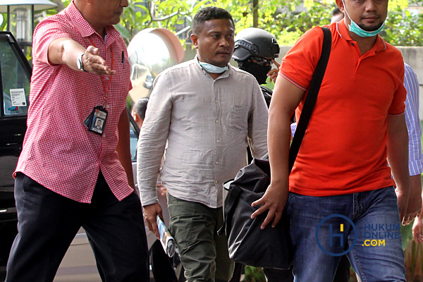Bupati Buton Selatan, Agus Feisal Hidayat Digelandang ke KPK 2.JPG