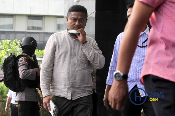 Bupati Buton Selatan, Agus Feisal Hidayat Digelandang ke KPK 4.JPG