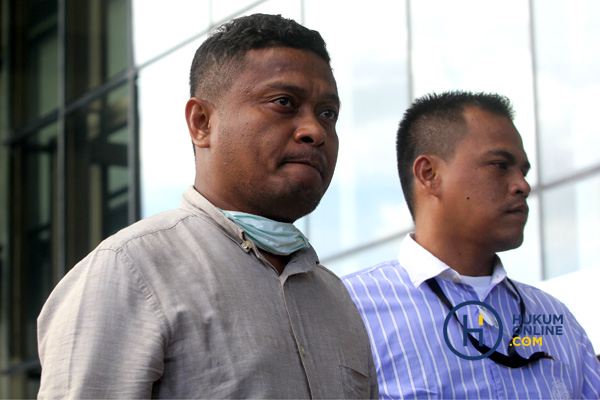 Bupati Buton Selatan Agus Feisal Hidayat saat dibawa ke kantor KPK. Foto: RES