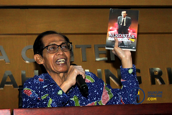 Artidjo Alkostar saat jumpa pers soal pensiun dirinya sebagai hakim agung karena memasuki usia 70 tahun pada Selasa 22 Mei di Gedung MA Jakarta, Jumat (25/5). Foto: RES 