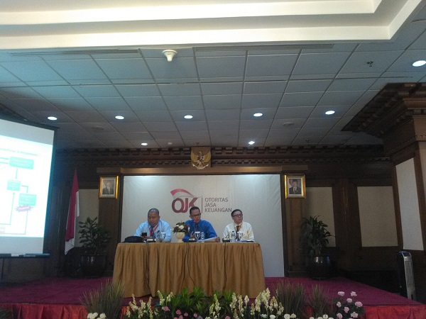 Deputi Komisioner OJK Institute Sukarela Batunanggar (tengah) dan Kepala Departemen Grup Pengembangan Inovasi Keuangan Mikro OJK, Triyono Gani (kanan) saat menyampaikan paparan mengenai perkembangan industri fintech di Jakarta, Senin (4/6). Foto: MJR