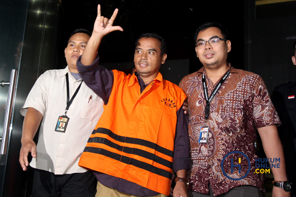Tersangka Bupati Purbalingga, Tasdi mengenakan rompi oranye setelah resmi ditahan setelah operasi tangkap tangan (OTT) KPK, pada Senin (4/5). Foto: RES