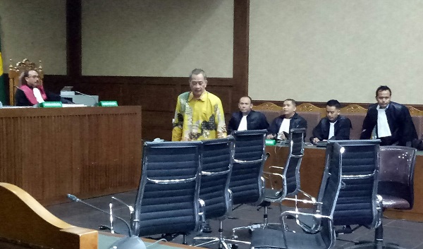  Eks Ketua PT Manado Sudiwardono setelah berdiskusi dengan penasihat hukumnya usai divonis 6 tahun penjara oleh Majelis. Foto: AJI