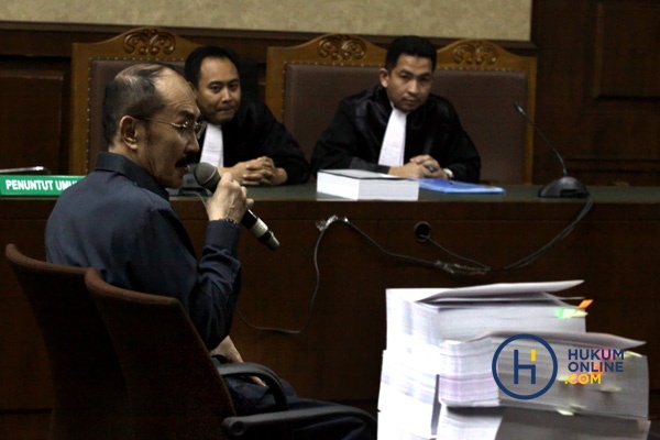 Terdakwa kasus perintangan penyidikan kasus korupsi KTP elektronik Fredrich Yunadi (tengah) saat sidang lanjutan di Pengadilan Tipikor, Jakarta, Jumat (22/6). 