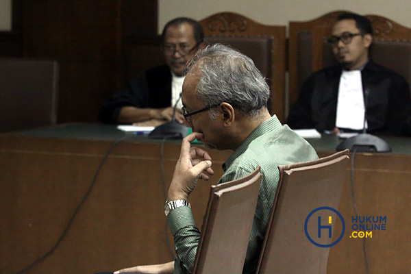 Terdakwa dr. Bimanesh saat menjalani sidang tuntutan di Pengadilan Tipikor Jakarta, Kamis (28/6). Foto: RES
