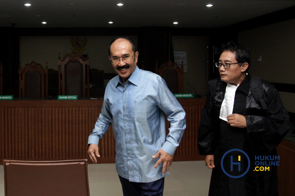 Terdakwa Fredrich Yunadi usai mendengarkan vonis 7 tahun penjara di Pengadilan Tipikor Jakarta, Kamis (28/6). Foto: RES  