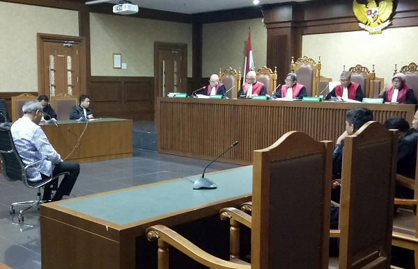 Terdakwa dr. Bimanesh saat mendengarkan pembacaan vonis 3 penjara di Pengadilan Tipikor Jakarta, Senin (16/7). Foto: AJI  