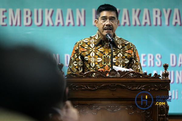 Ketua MA Hatta Ali memberi sambutan saat membuka Lokakarya Media di Gedung Sekretariat MA Jakarta, Senin (16/7). Foto: RES 