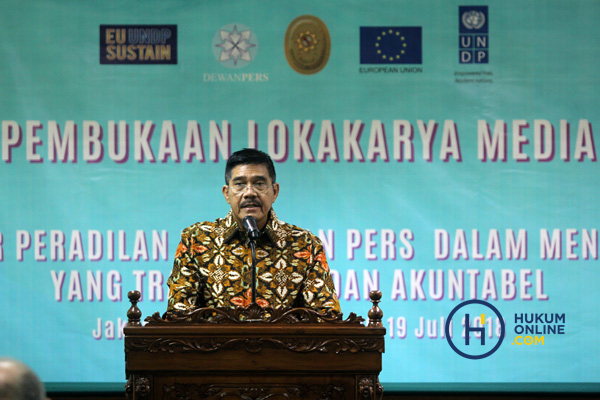 Ketua MA Hatta Ali menyinggung peluncuran aplikasi e-court saat membuka Lokakarya Media di Gedung Sekretariat MA Jakarta, Senin (16/7). Foto: RES