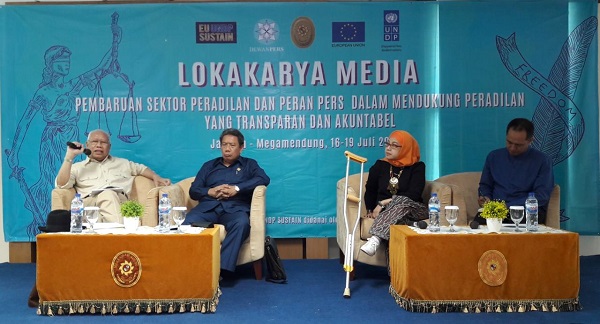 Kiri ke kanan: Bagir Manan, Suhadi, Ratna Komala saat berbicara dalam Lokakarya Media di Pusdiklat MA, Mega Mendung, Bogor. Foto: AID  